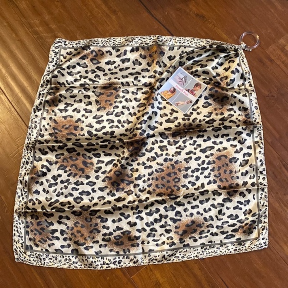 NWT Kenneth‎ Jones animal print cheetah leopard scarf
